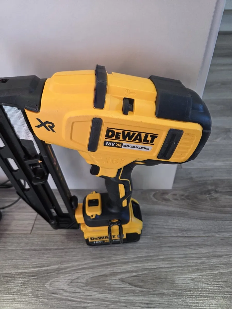 DeWalt Nail Gun - DCN660 Type 1 Battery and Charge - Image 3