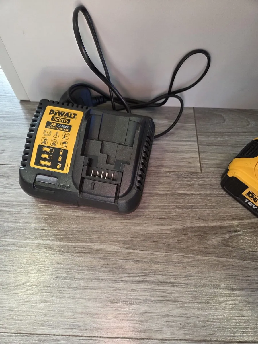 DeWalt Nail Gun - DCN660 Type 1 Battery and Charge - Image 4