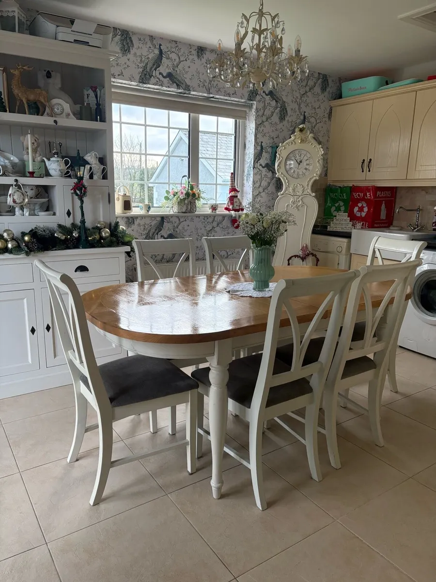 Table & 6 chairs - Image 1