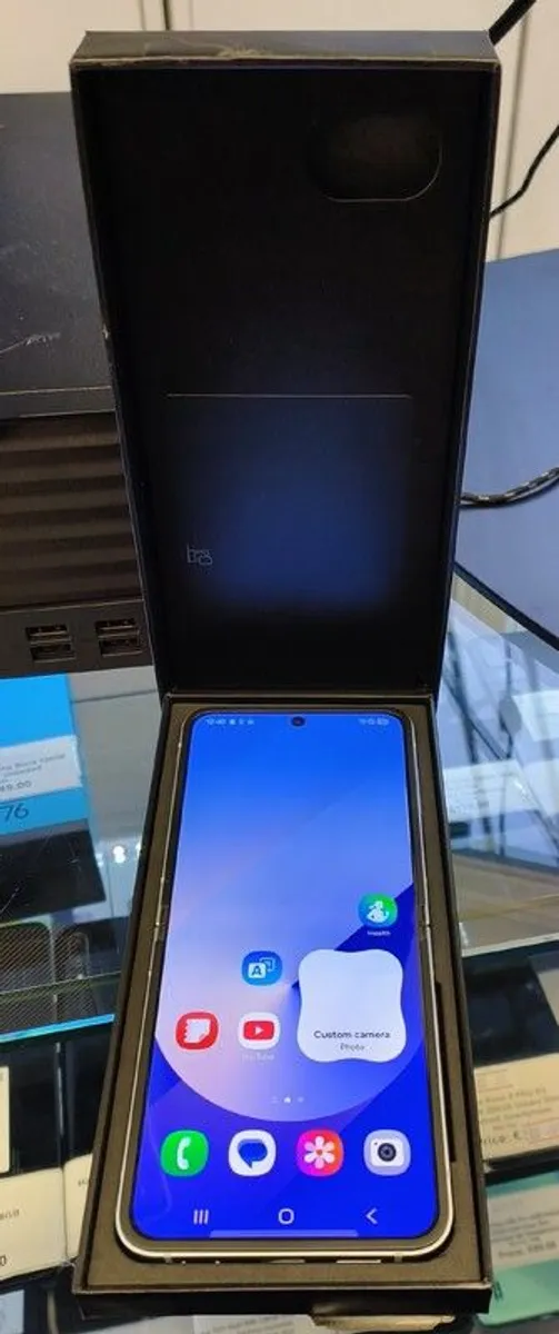 Samsung Galaxy Z Flip6, Blue, 12GB/ 256GB Dual Sim Unlocked Like new Grade A+ - Image 4