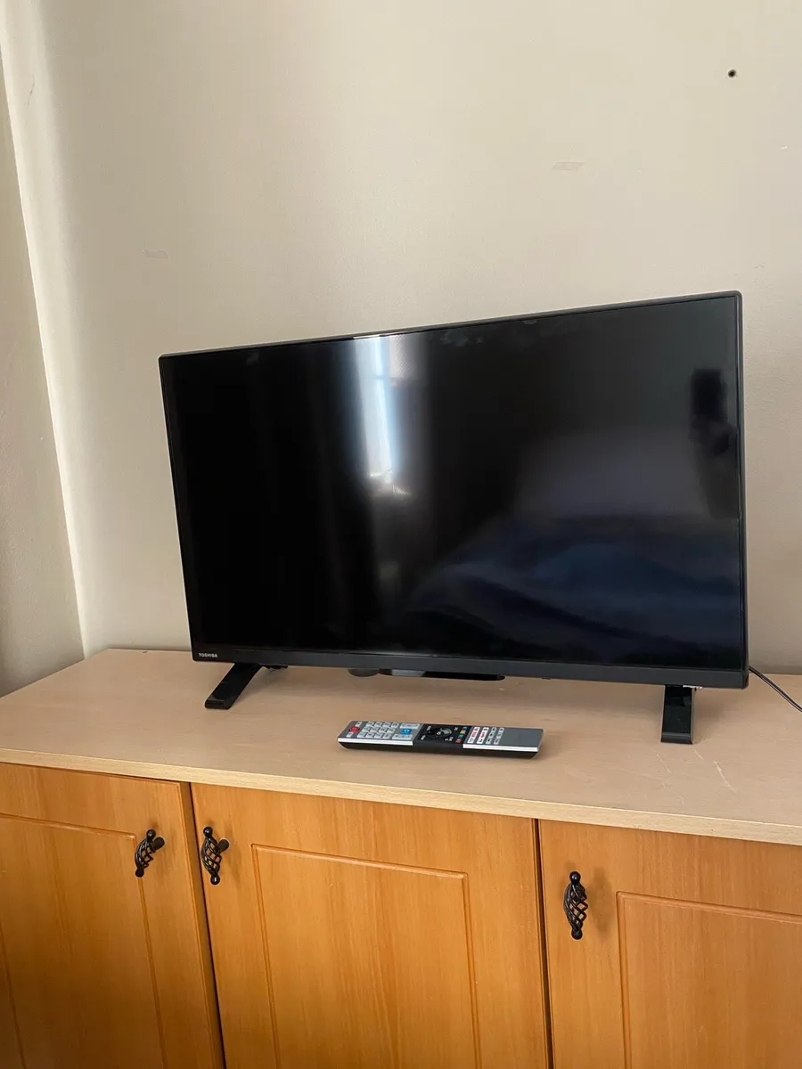 32 inch Toshiba smart tv - Image 2
