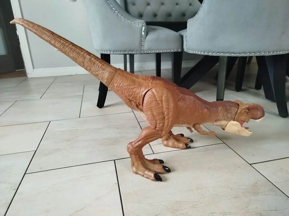 Large dinosaur - Image 1