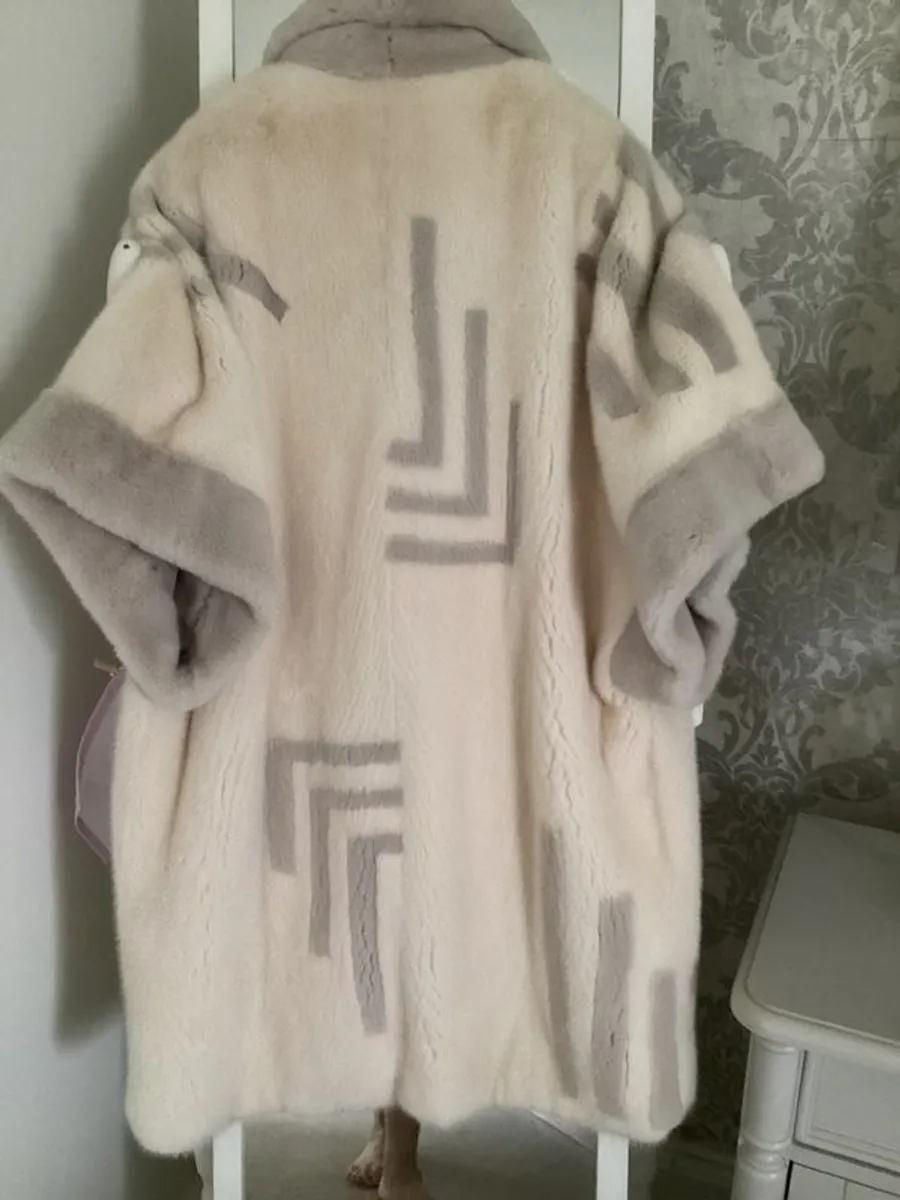 Ladies Mink Coat - Image 1