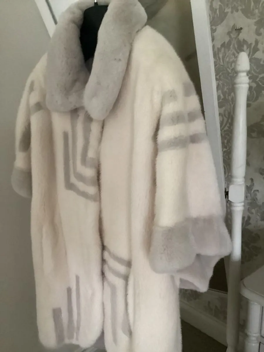 Ladies Mink Coat - Image 2