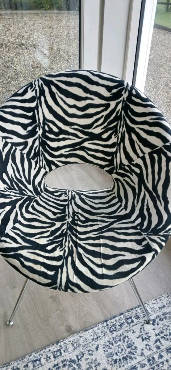 Zebra print designer Chair - Image 3