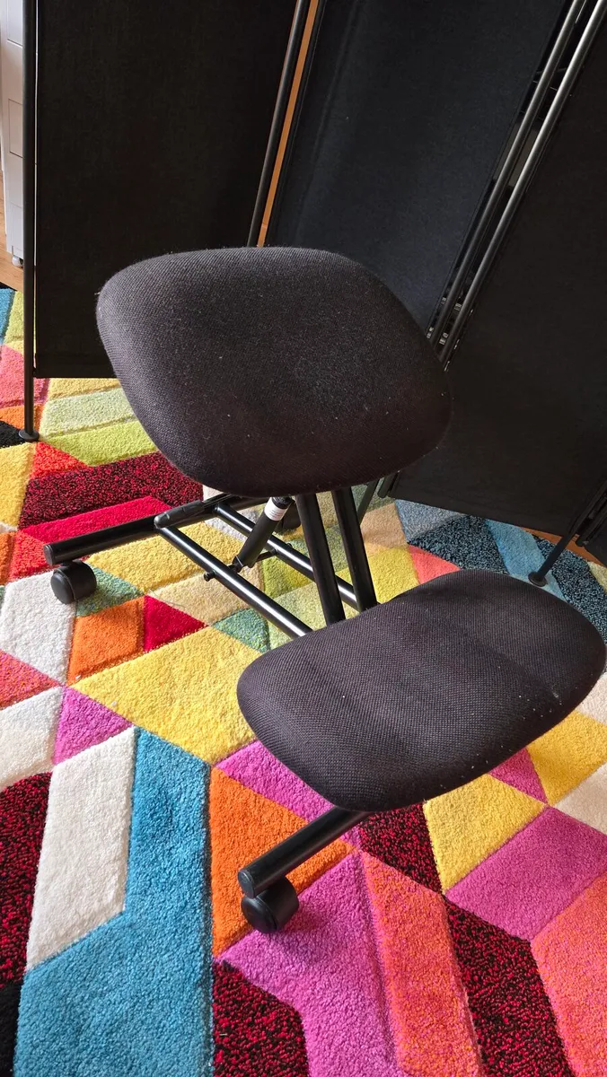 Ergonomic kneeling chair