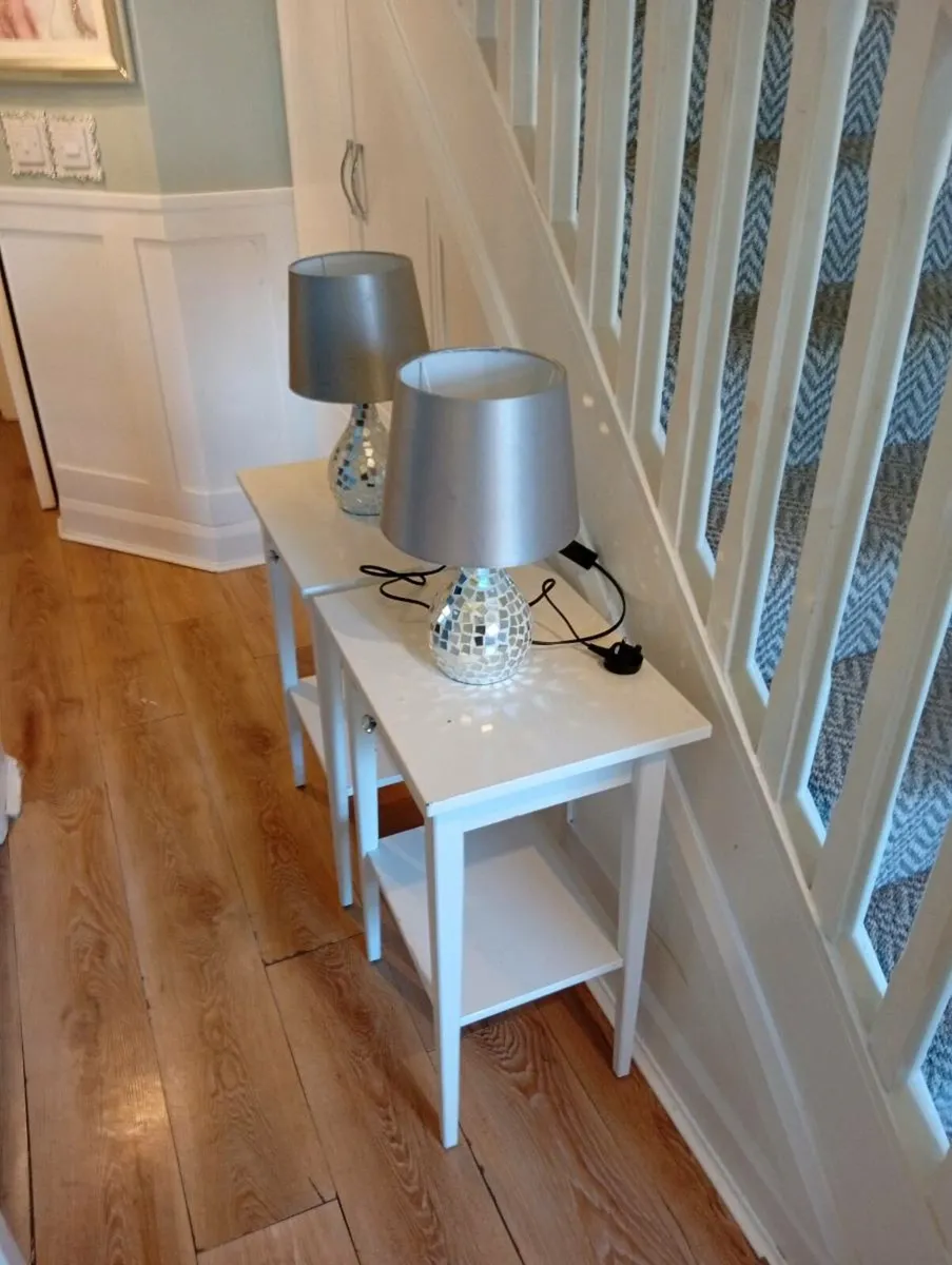 Lockers and lamps - Image 1