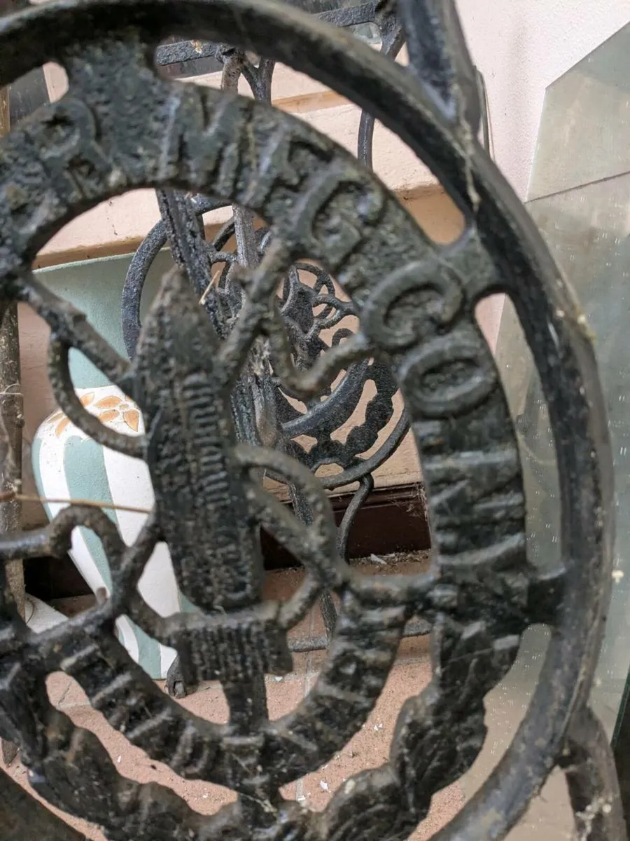 Singer sewing machine frame - Image 1