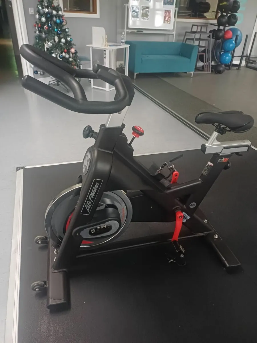 Life Fitness IC1 indoor spinning bike - Image 2