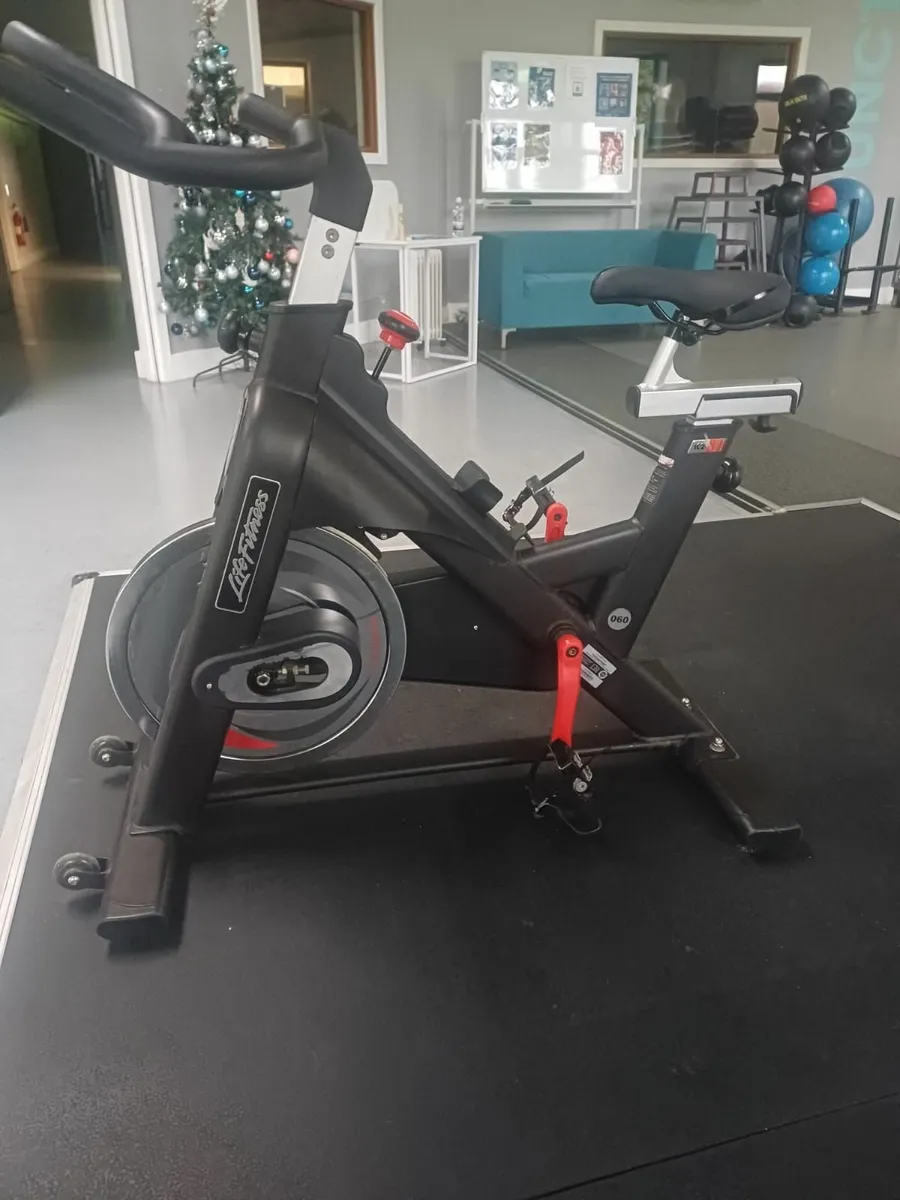 Life Fitness IC1 indoor spinning bike - Image 3