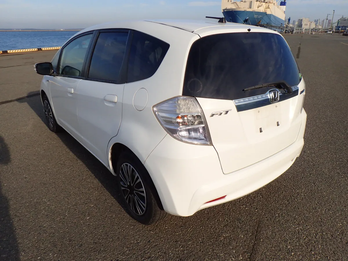 2013 Honda Fit 1.3 Hybrid Automatic - Image 3