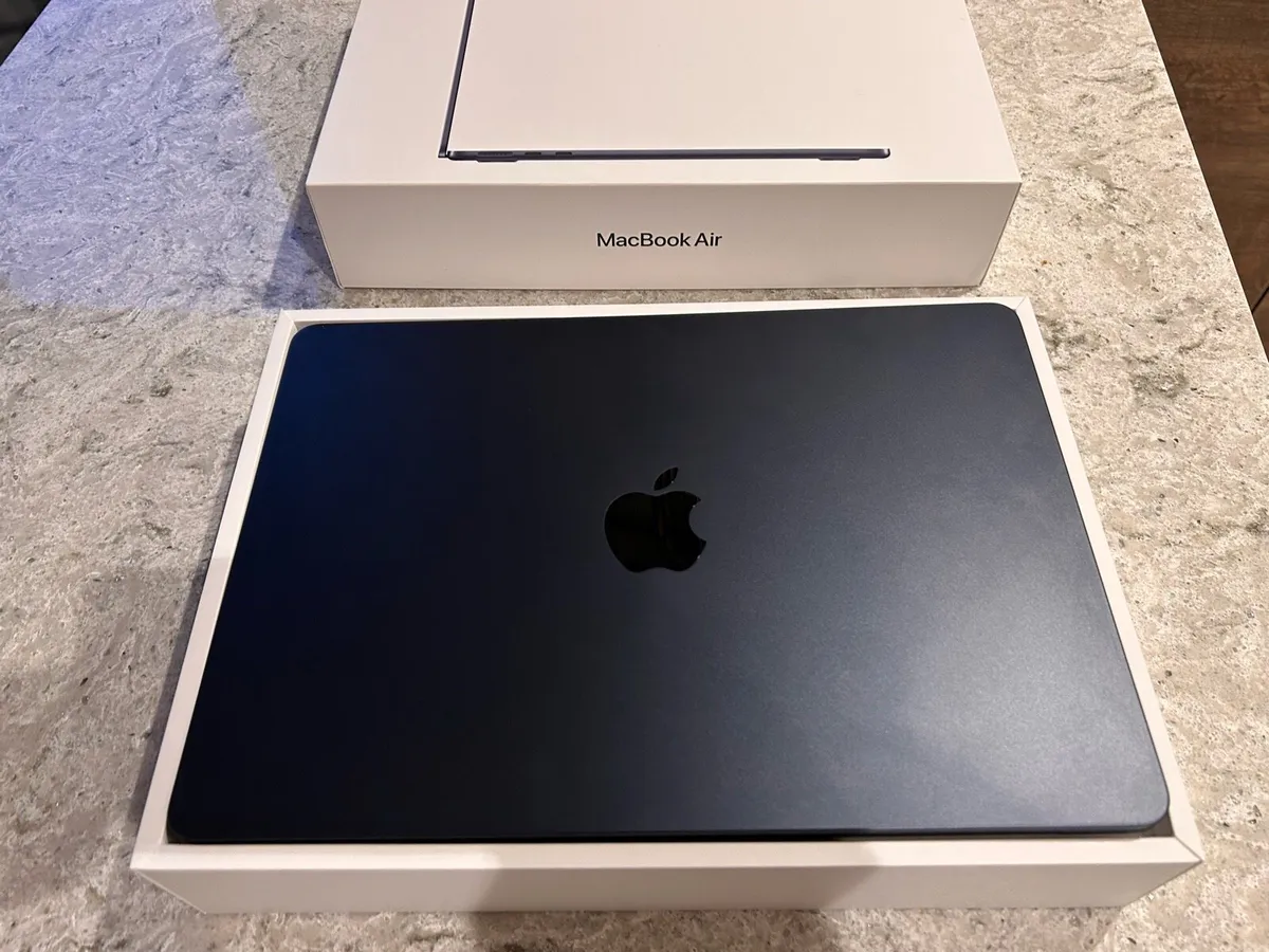 MacBook Air M2 13.6 inch 16GB 256SSD like new - Image 1