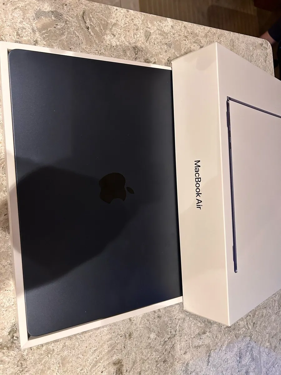 MacBook Air M2 13.6 inch 16GB 256SSD like new - Image 3