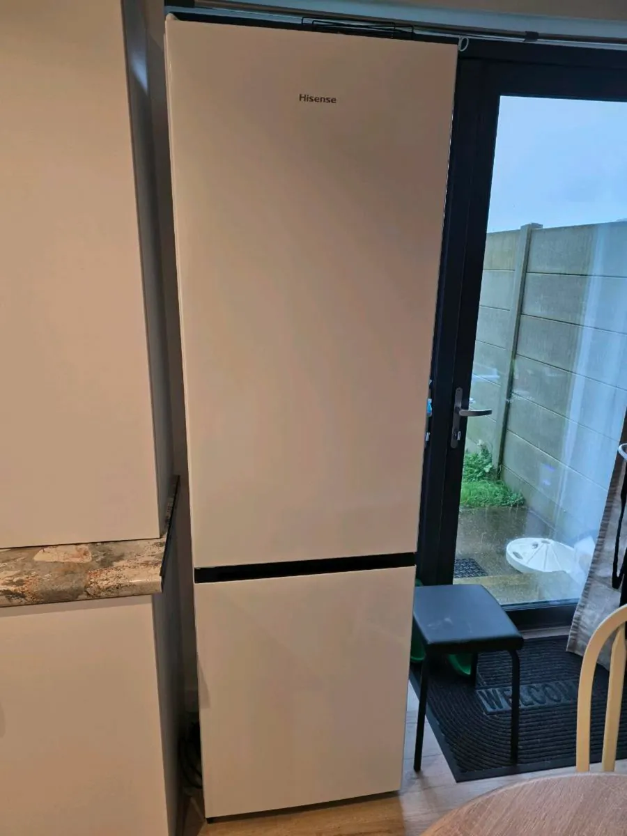 Hisense Fridge freezer TOTAL NO FROST - Like New - Image 1
