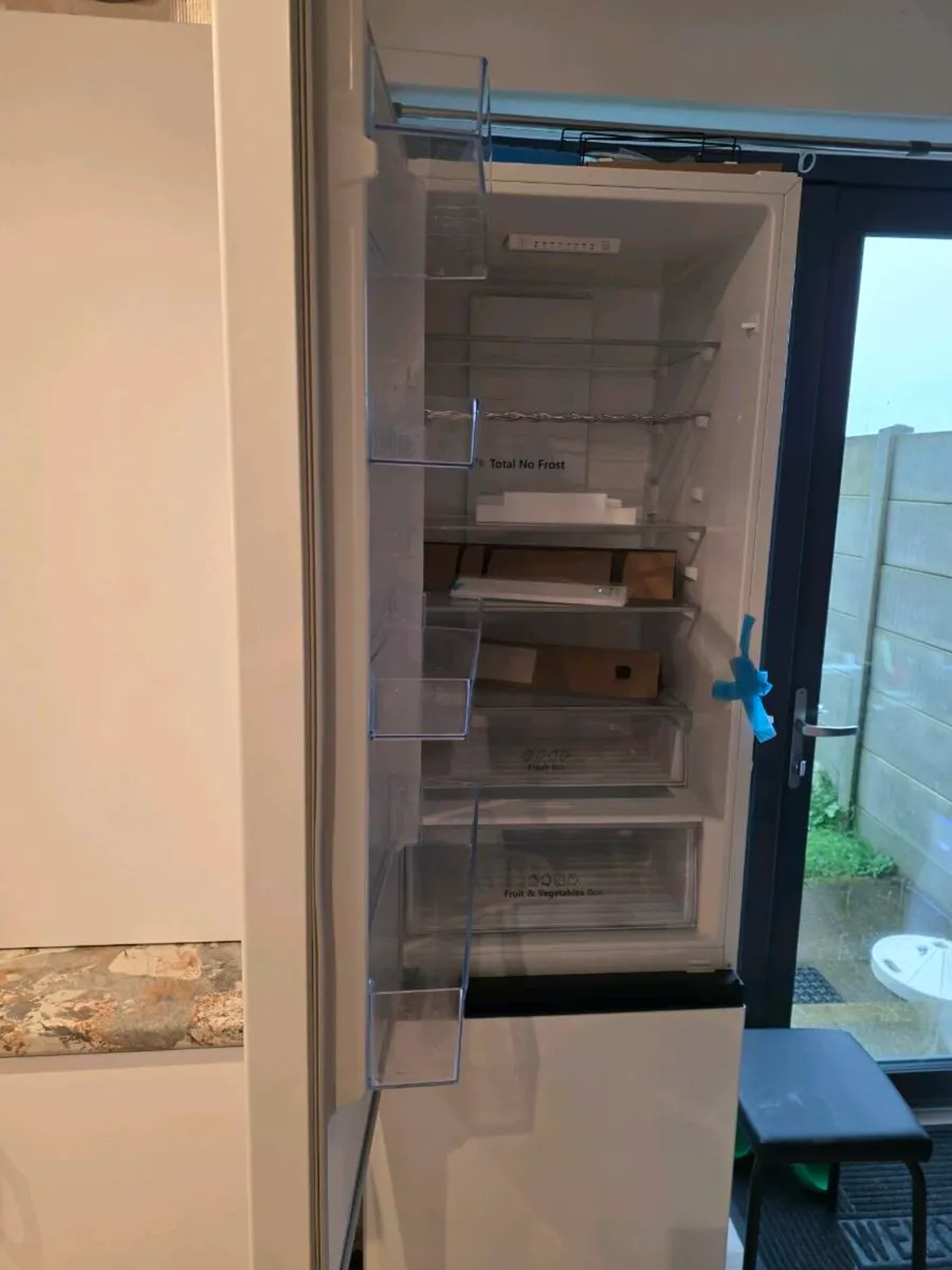 Hisense Fridge freezer TOTAL NO FROST - Like New - Image 2