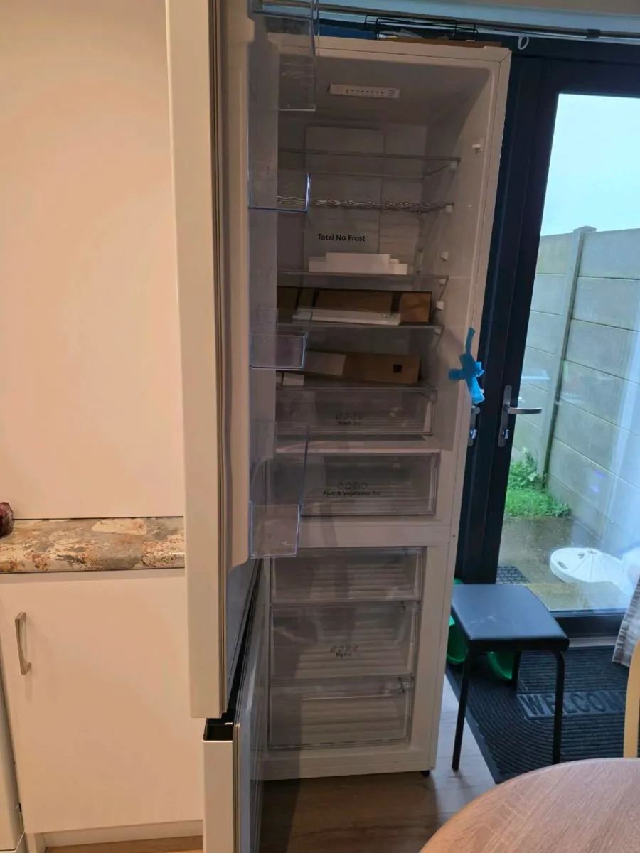 Hisense Fridge freezer TOTAL NO FROST - Like New - Image 3