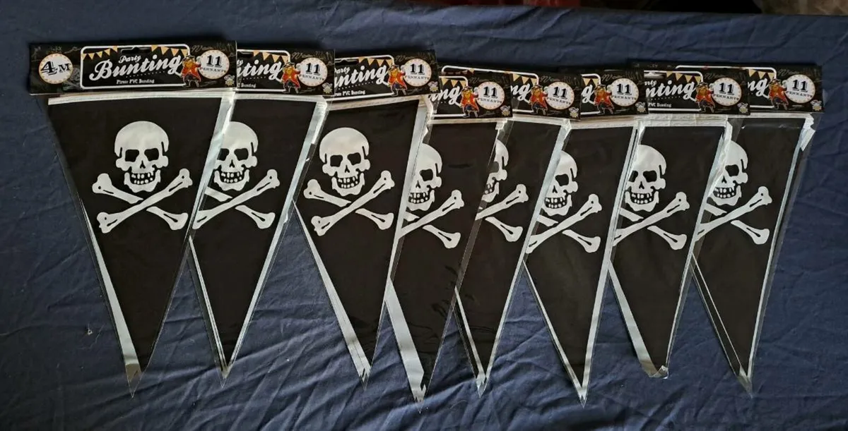 8 pc Pirate Skull & Crossbones Bunting New (4m) - Image 1