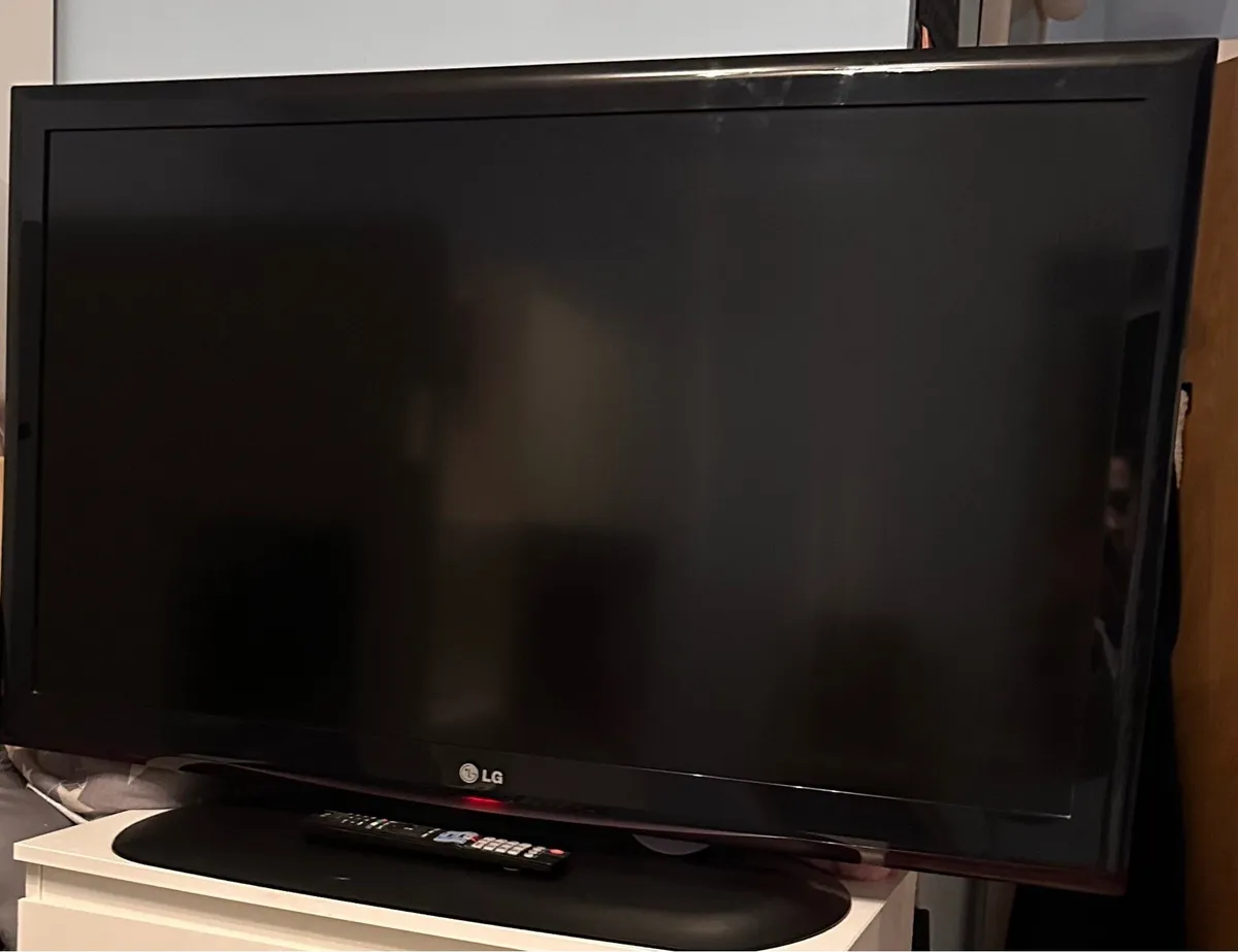 LED 42 inch TV - Image 3