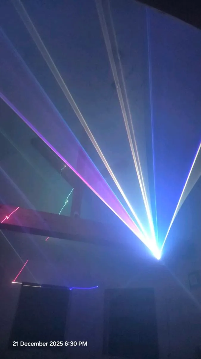DJ lazer lights + smoke machines - Image 1
