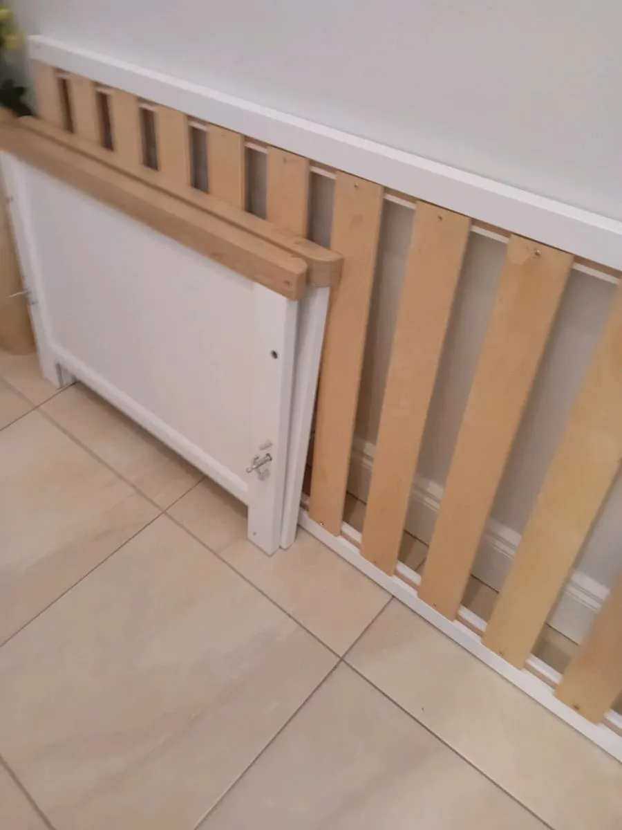 CHILDS BED + MATTRESS + 2 COVERS - Image 4