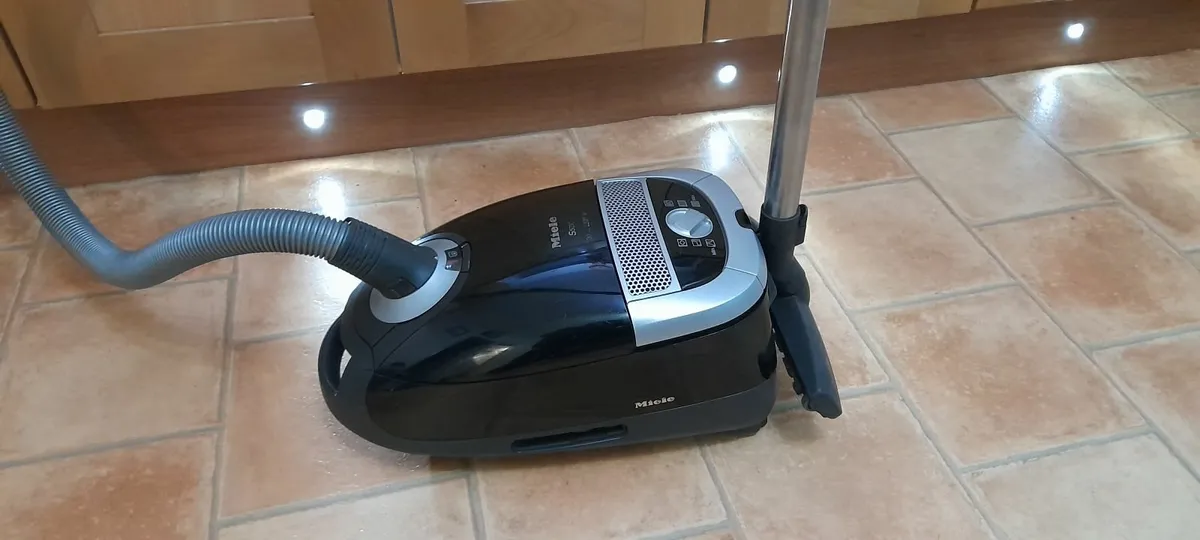 Miele vacuum cleaner - Image 1