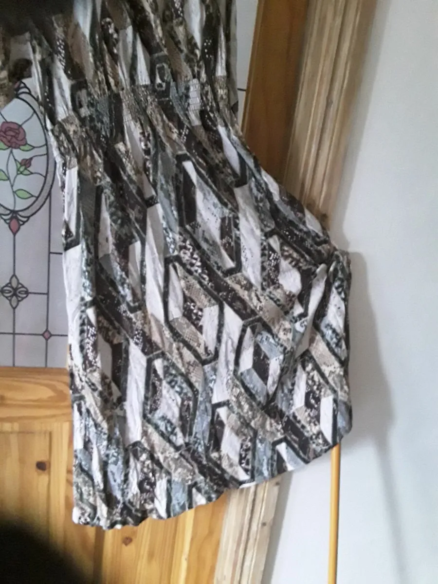 Ladies lovely dress size 12 - Image 1