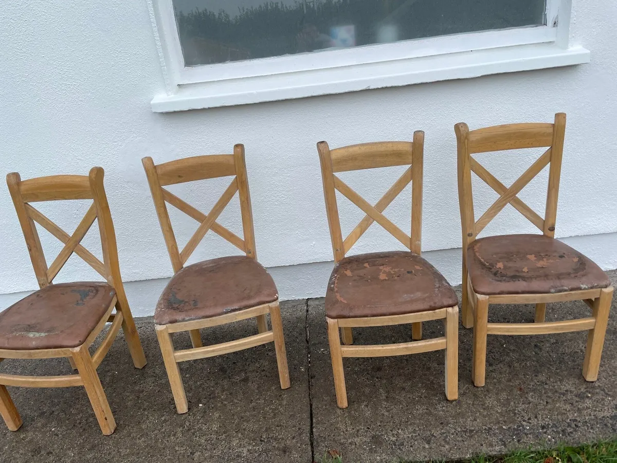 4 leather kitchen chairs €20 together