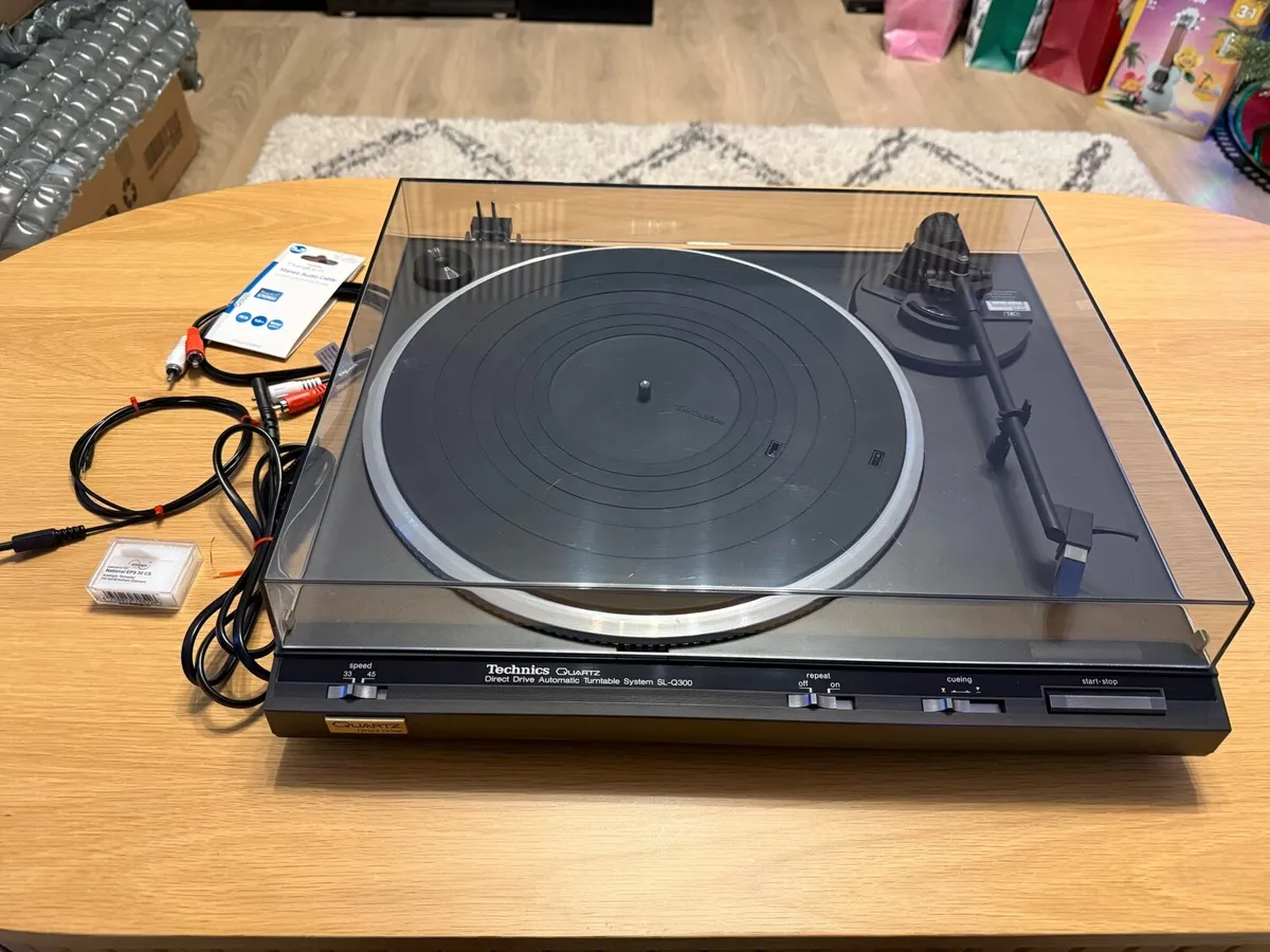 Technics SL-Q300 turntable/recorder - Image 1
