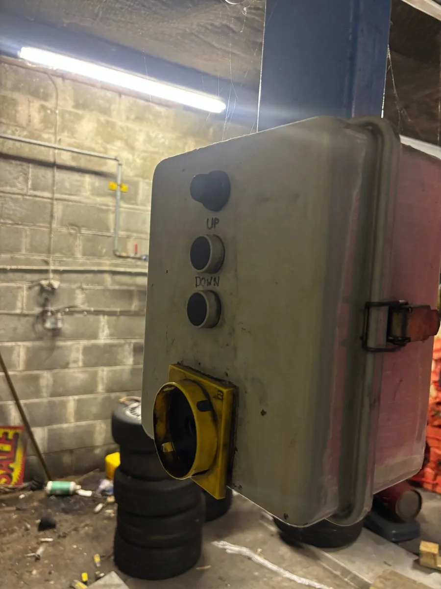 2.5ton 2 post lift - Image 2