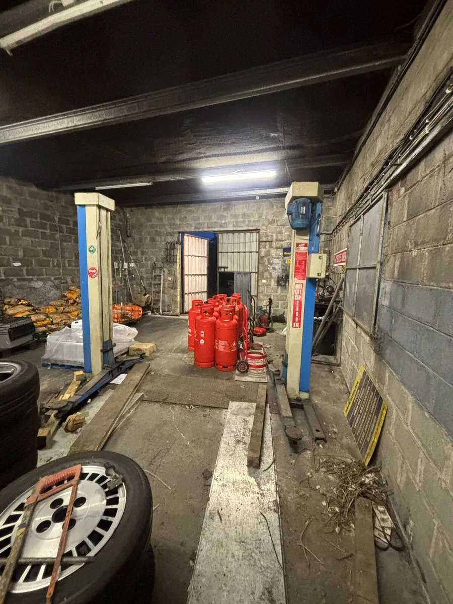 2.5ton 2 post lift - Image 1