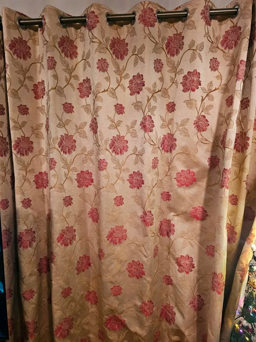 Floral eyelet curtains,132 x 85 inches - Image 1