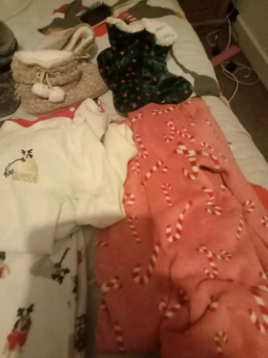 Ladies Xmas pjs bundle size 10 and slippers size 5 - Image 4