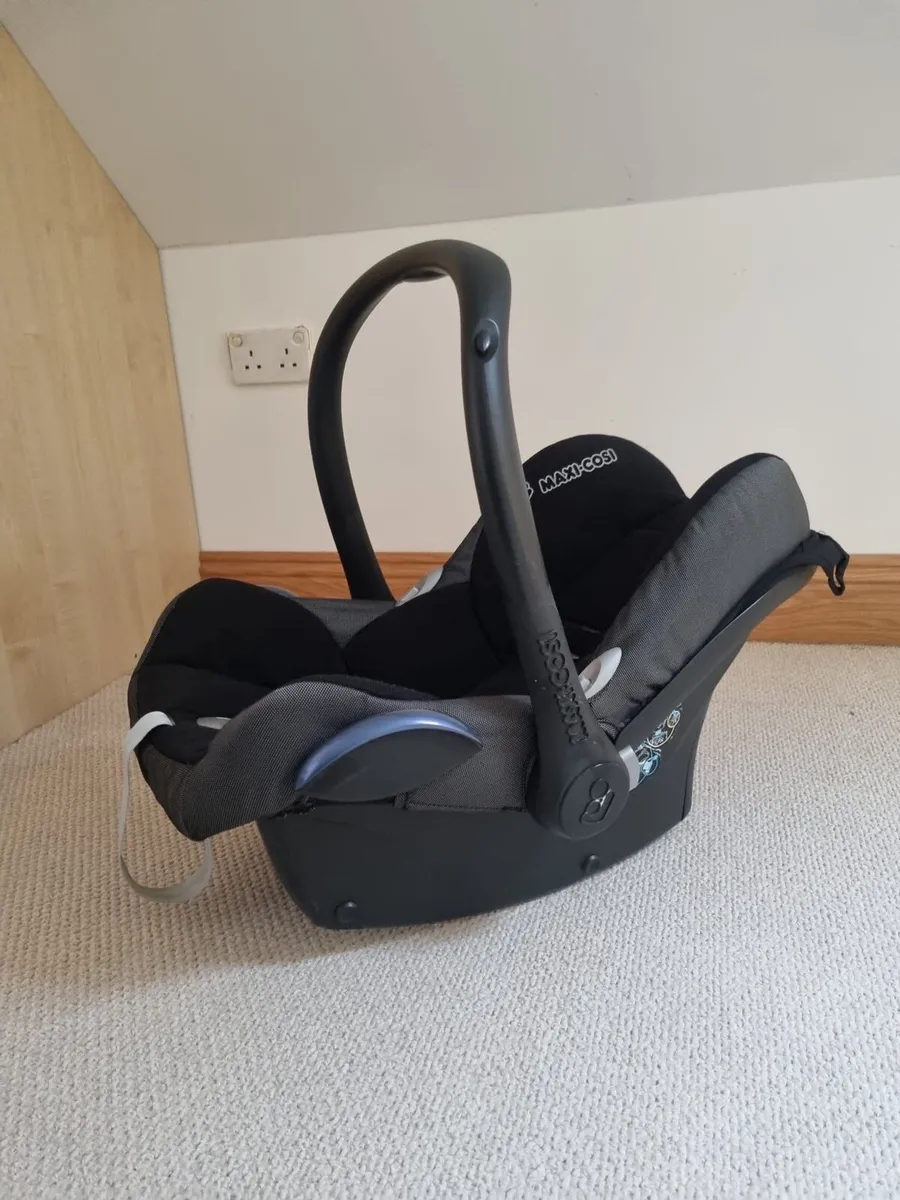 2 Maxi Cosi Cabriofix car seats - Image 1