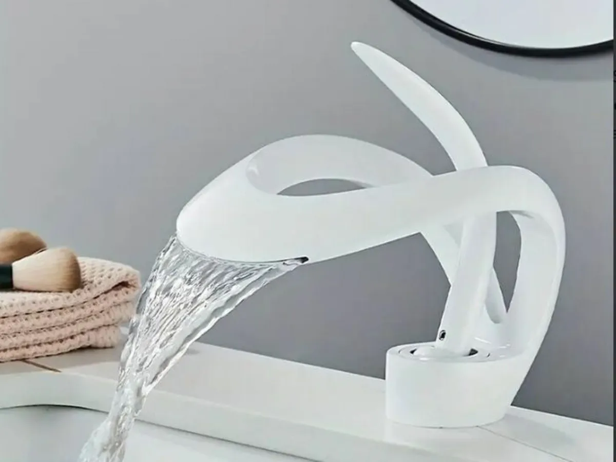 Bathroom Tap Waterfall Elegant Single-Handle Desig - Image 4