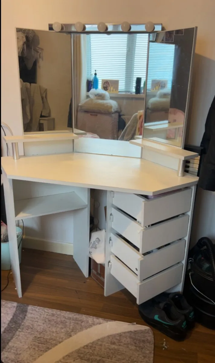 Vanity table