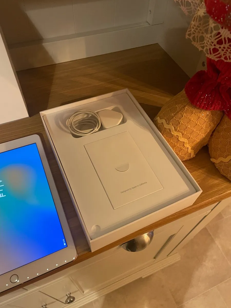 iPad Pro 1st Gen Rose gold 32Gb - Image 4