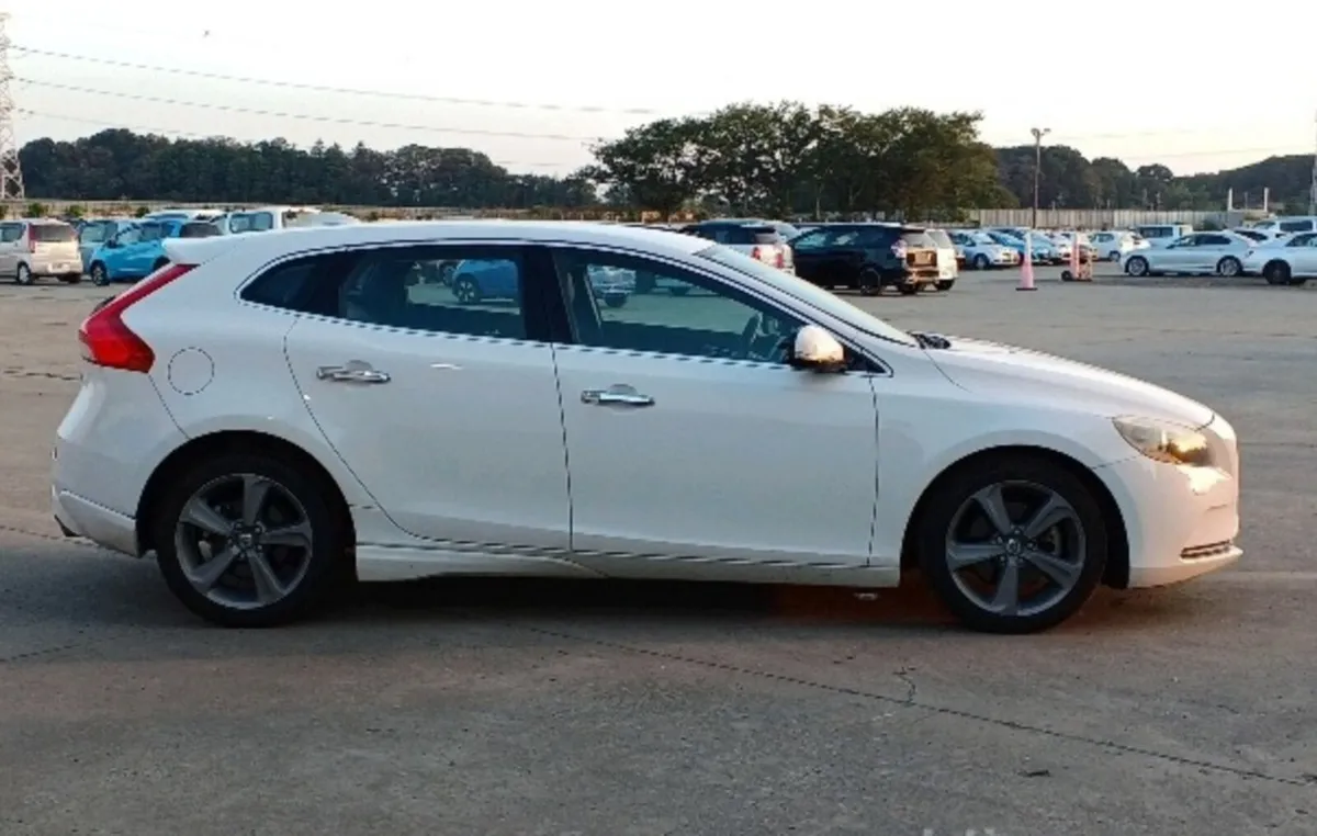 2015 Volvo V40 Low milage - Image 3