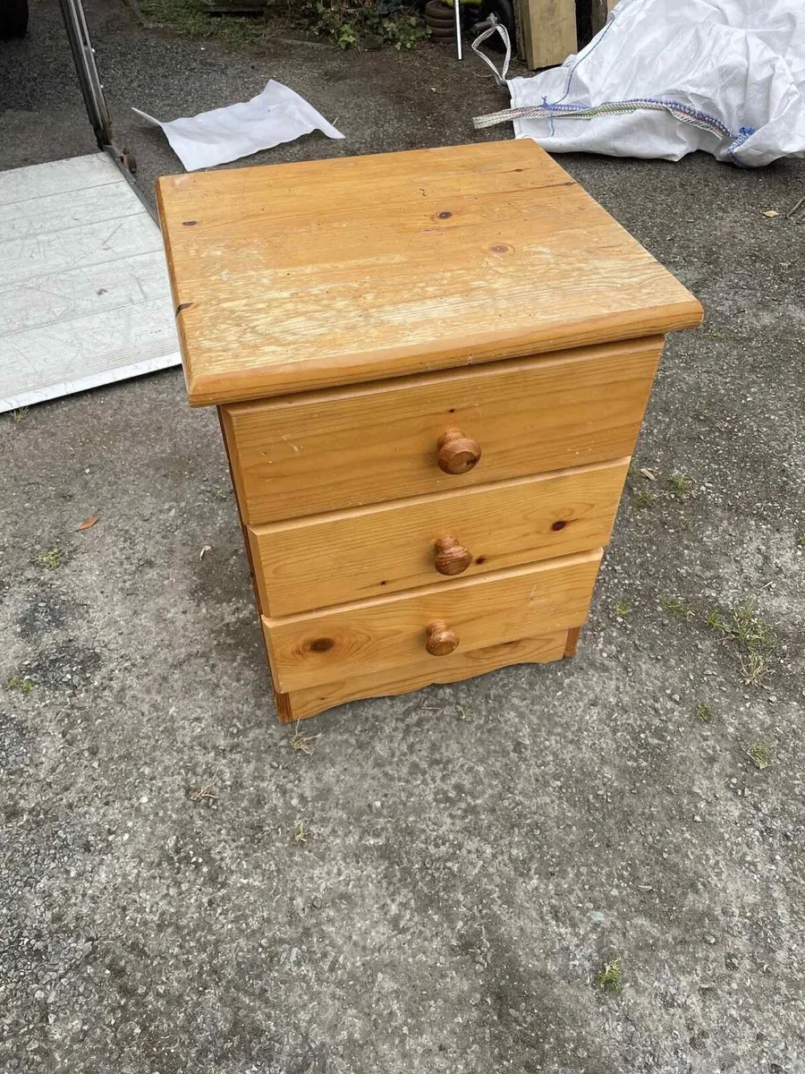 Pine single bedside locker - Image 1