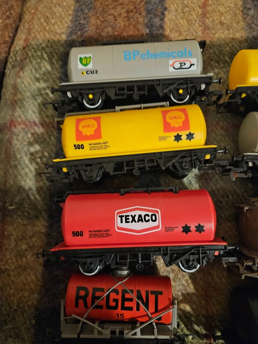 Hornby OO Gauge Tanker Wagons - Image 2
