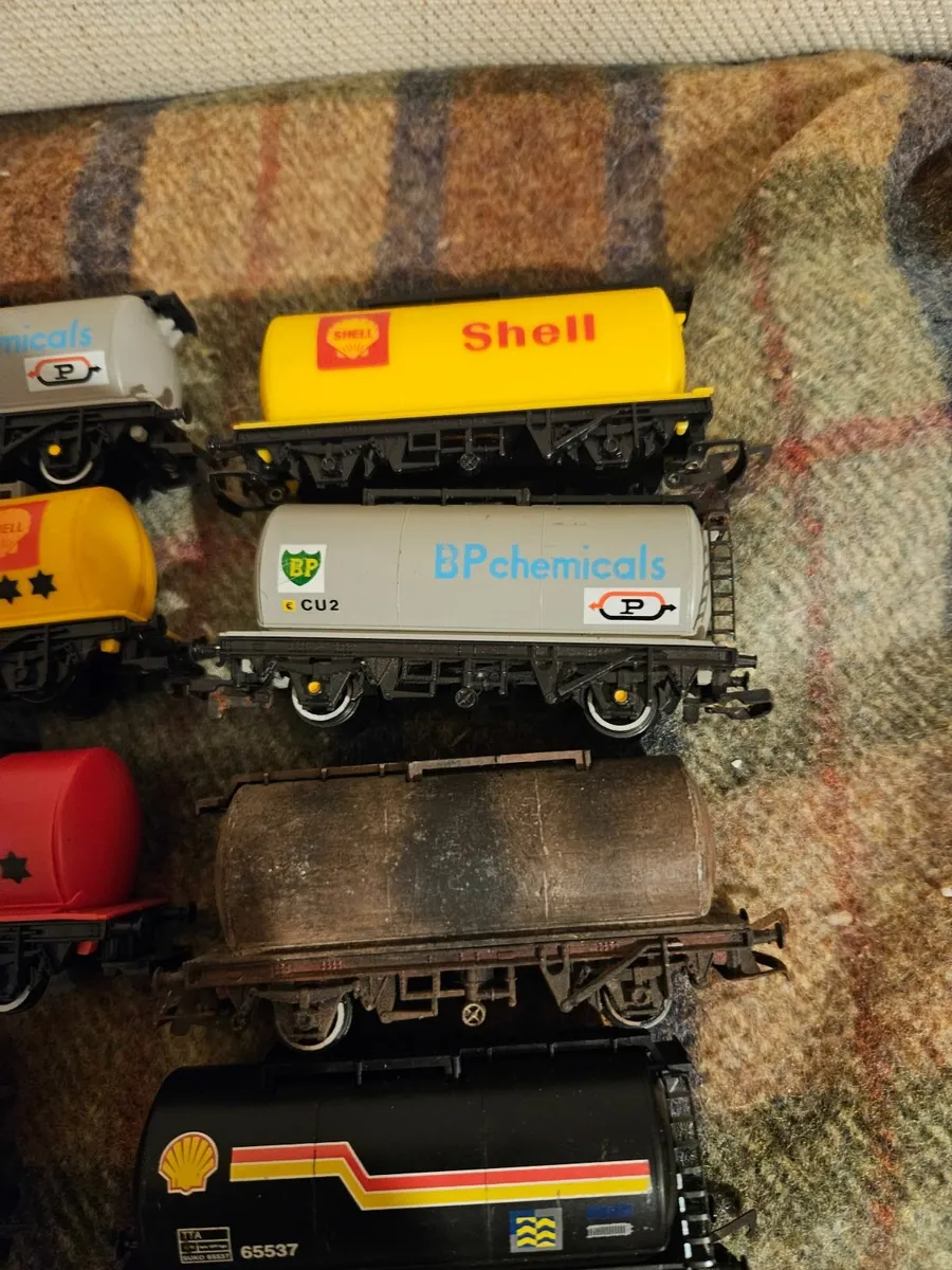 Hornby OO Gauge Tanker Wagons - Image 4