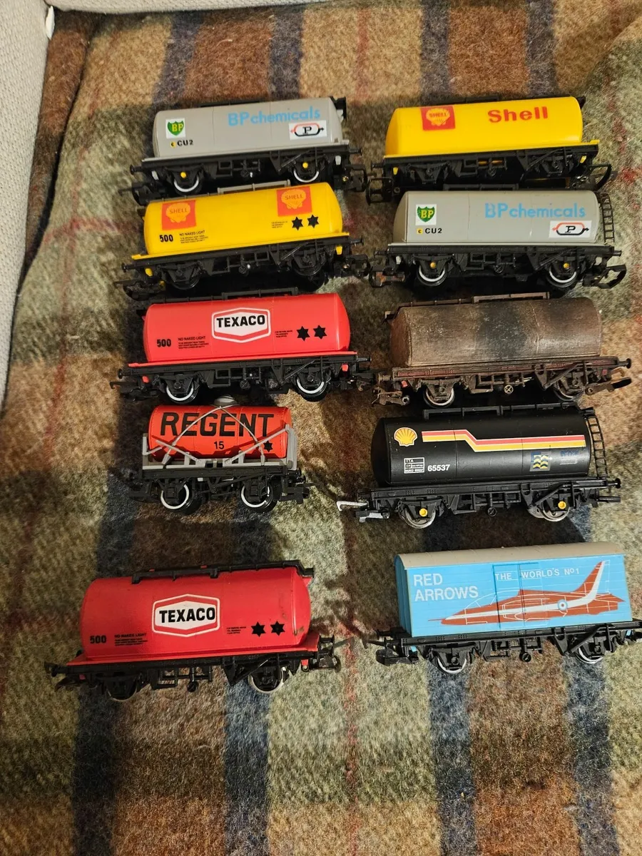 Hornby OO Gauge Tanker Wagons - Image 1