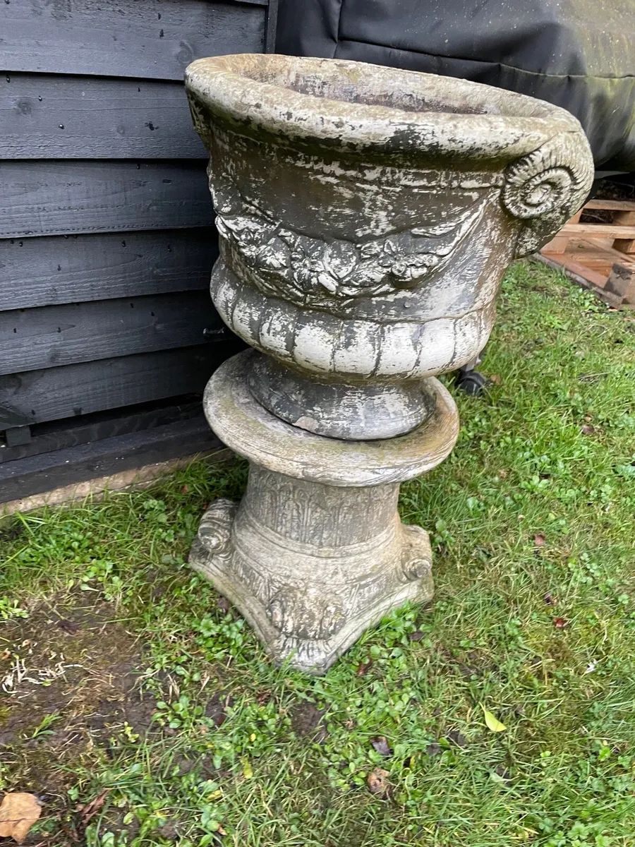 2 concrete flower stands + pots €200 set - Image 1