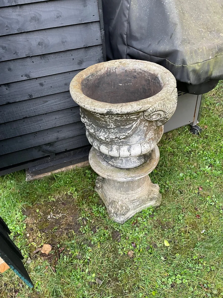 2 concrete flower stands + pots €200 set - Image 2