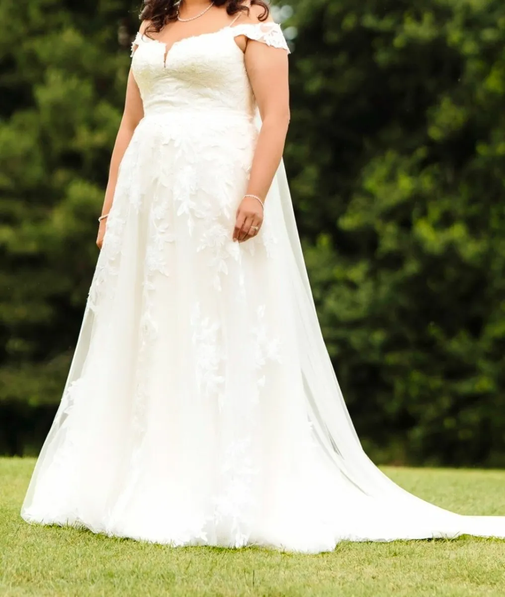 Elegant Wedding Gown – Size 16 -Jeutonic, Kilkenny - Image 1