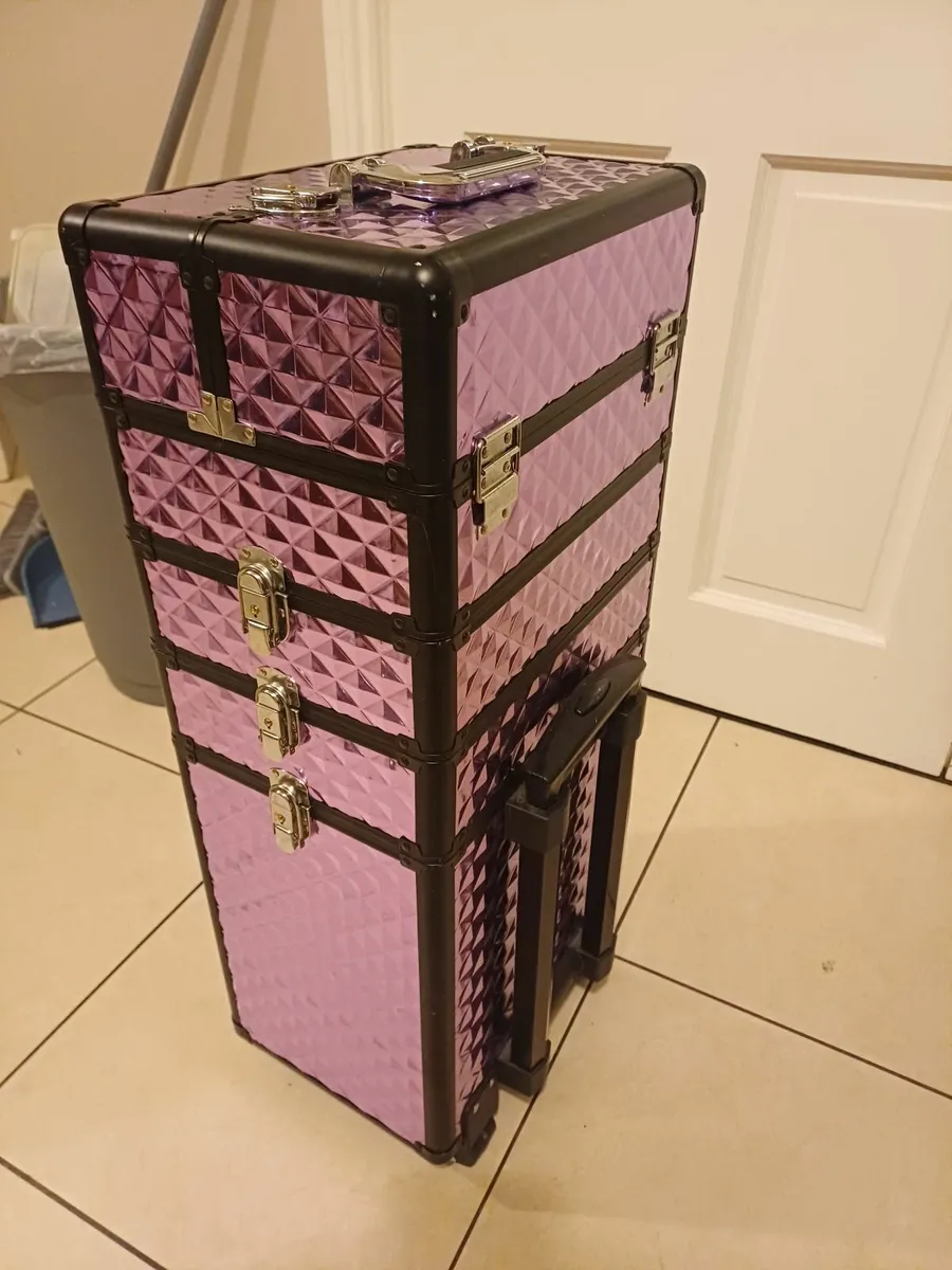 Make up trolley with wheels - Image 1