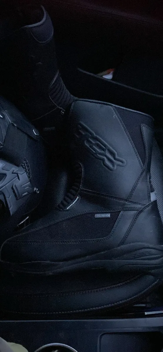 Motorbike helmet - Image 2