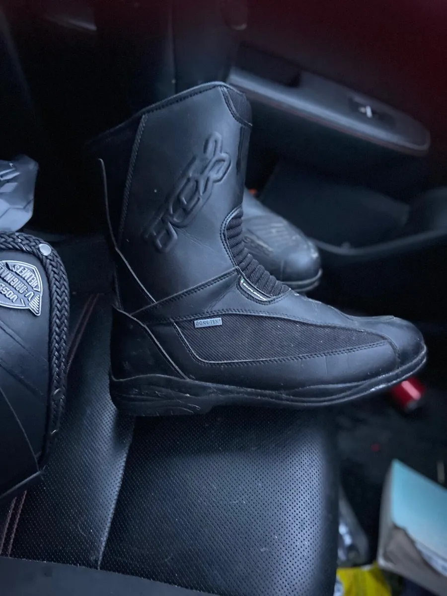 Motorbike helmet - Image 3