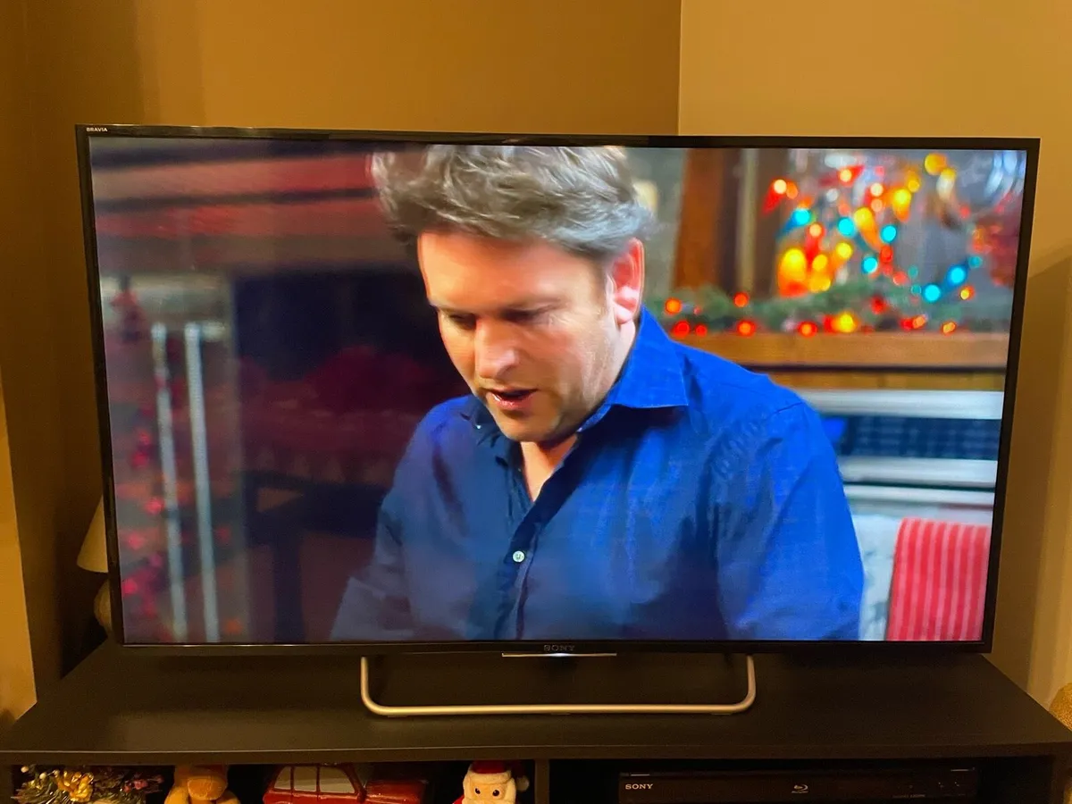 Sony LED TV 48” screen c/ Remote Control - Image 2