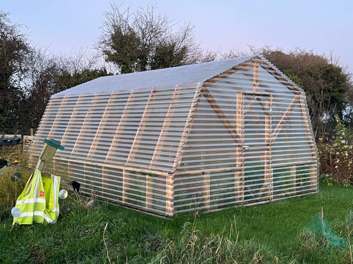 Heptagon Greenhouse - Image 1