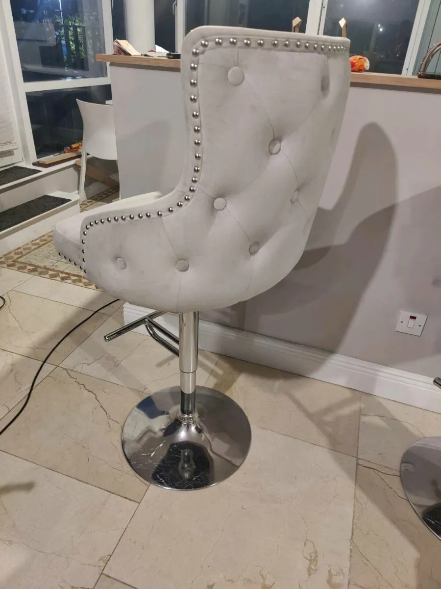 2 bar stools - Image 1